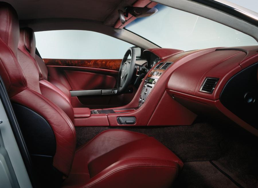 Интерьер Aston Martin DB9 2004 года  (WW) (фото 15 из 39)